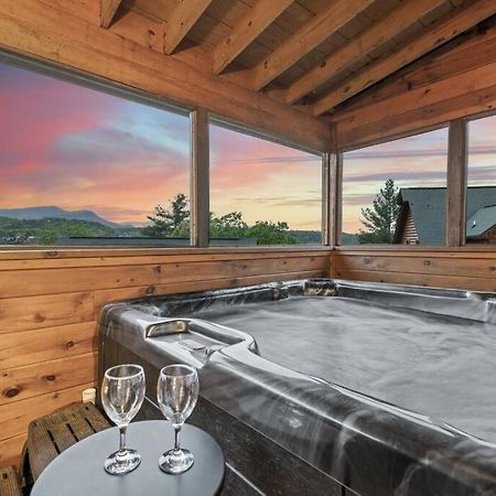 Cozy Cabin In The Smokies!!! Fully Furnished And Complete With Community Indoor And Outdoor Pools And Spas, Game And Fitness Rooms As Well As A Private Hot Tub Pigeon Forge Exterior photo