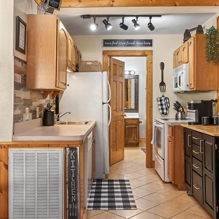 Cozy Cabin In The Smokies!!! Fully Furnished And Complete With Community Indoor And Outdoor Pools And Spas, Game And Fitness Rooms As Well As A Private Hot Tub Pigeon Forge Exterior photo