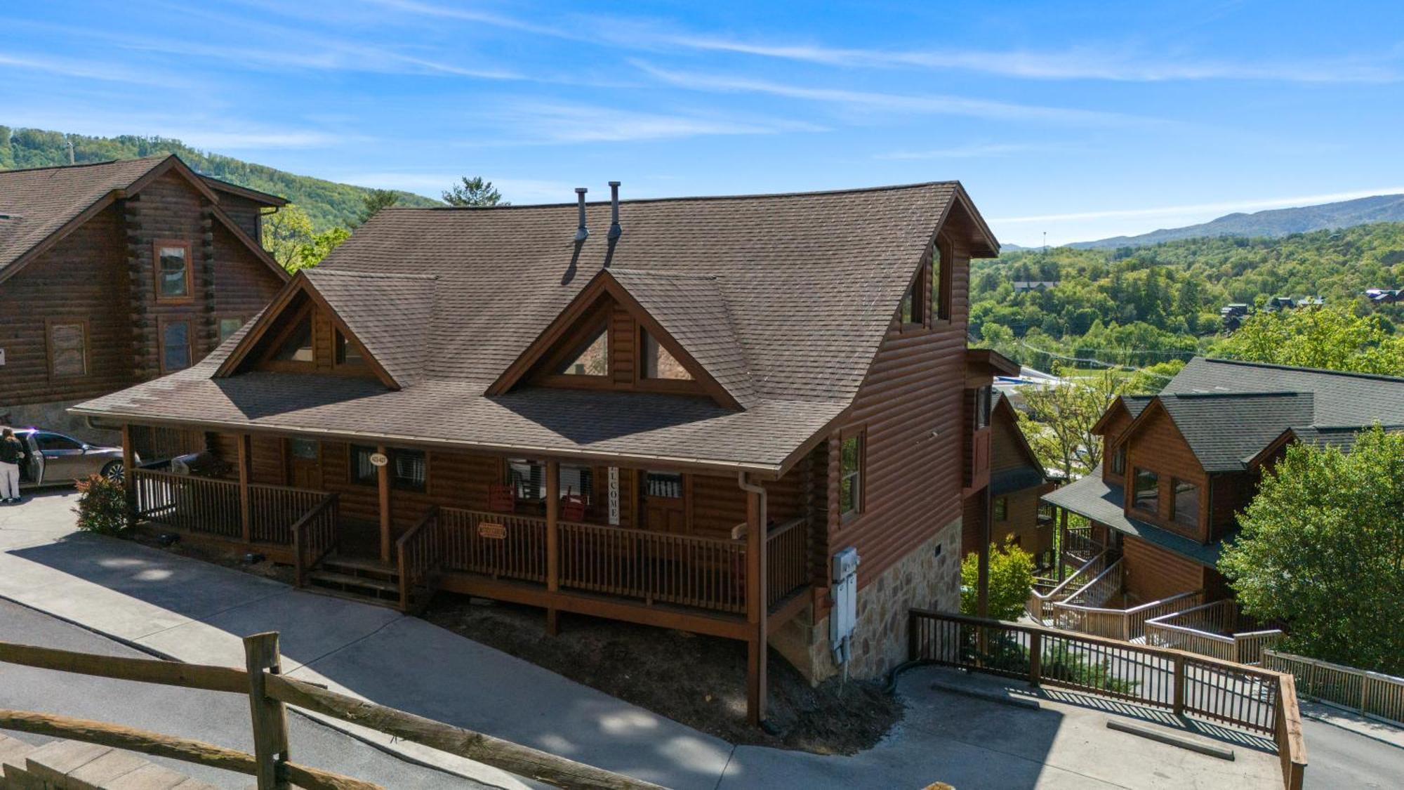 Cozy Cabin In The Smokies!!! Fully Furnished And Complete With Community Indoor And Outdoor Pools And Spas, Game And Fitness Rooms As Well As A Private Hot Tub Pigeon Forge Exterior photo