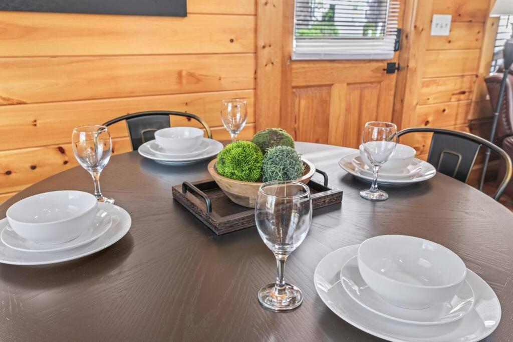 Cozy Cabin In The Smokies!!! Fully Furnished And Complete With Community Indoor And Outdoor Pools And Spas, Game And Fitness Rooms As Well As A Private Hot Tub Pigeon Forge Exterior photo