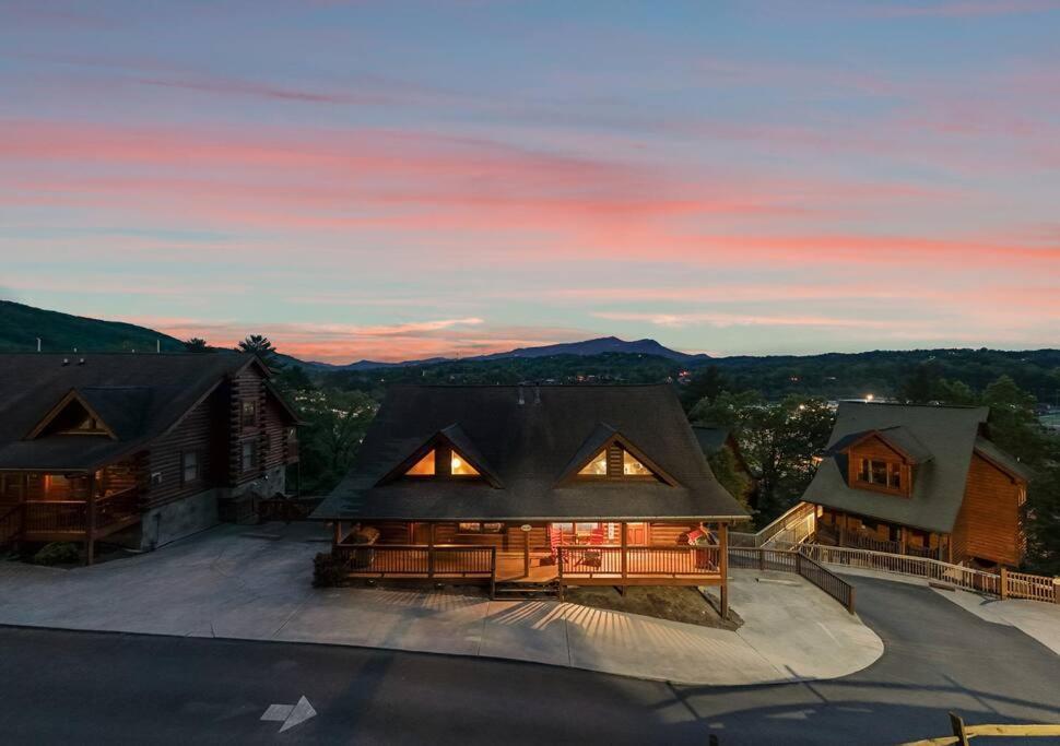 Cozy Cabin In The Smokies!!! Fully Furnished And Complete With Community Indoor And Outdoor Pools And Spas, Game And Fitness Rooms As Well As A Private Hot Tub Pigeon Forge Exterior photo