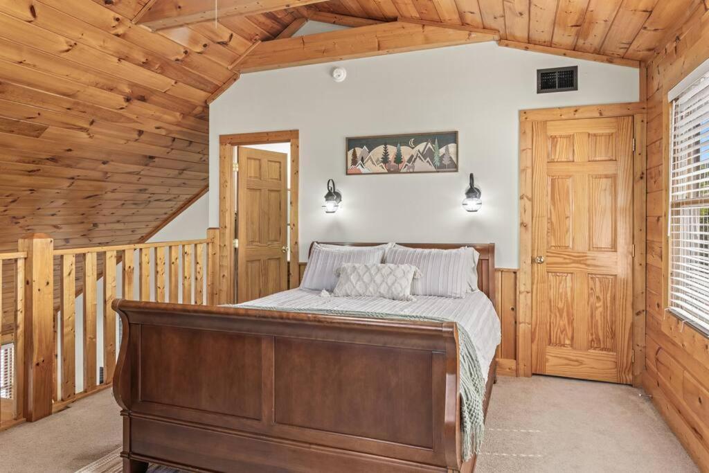 Cozy Cabin In The Smokies!!! Fully Furnished And Complete With Community Indoor And Outdoor Pools And Spas, Game And Fitness Rooms As Well As A Private Hot Tub Pigeon Forge Exterior photo