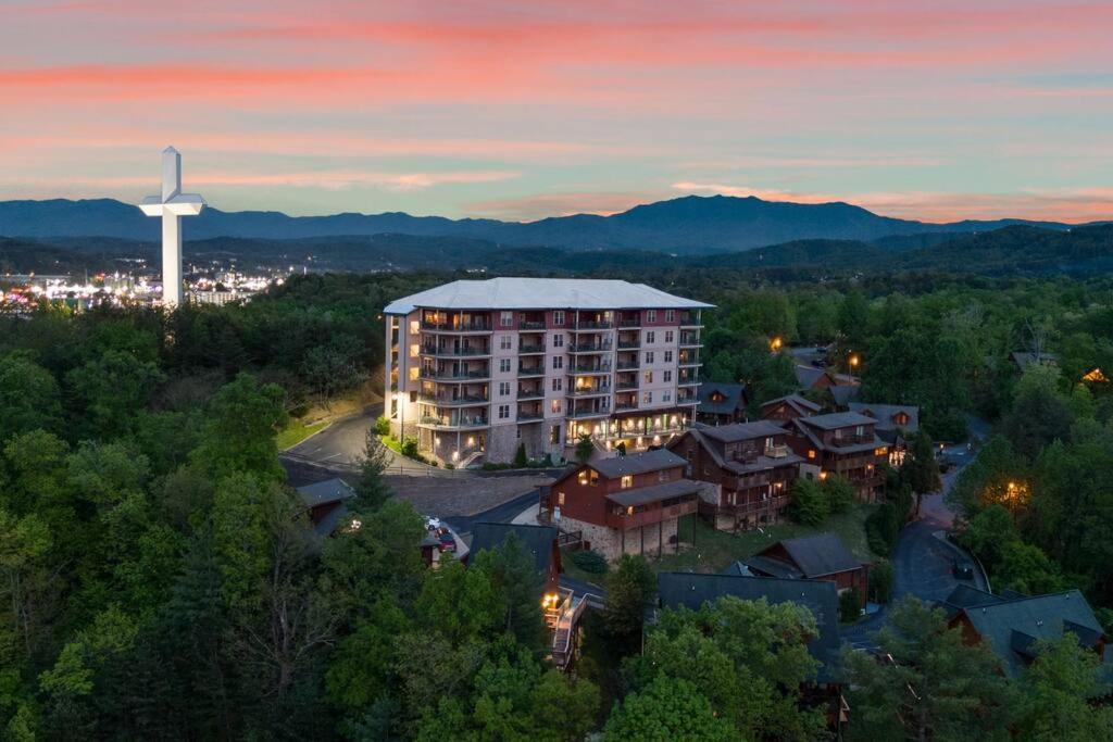 Cozy Cabin In The Smokies!!! Fully Furnished And Complete With Community Indoor And Outdoor Pools And Spas, Game And Fitness Rooms As Well As A Private Hot Tub Pigeon Forge Exterior photo