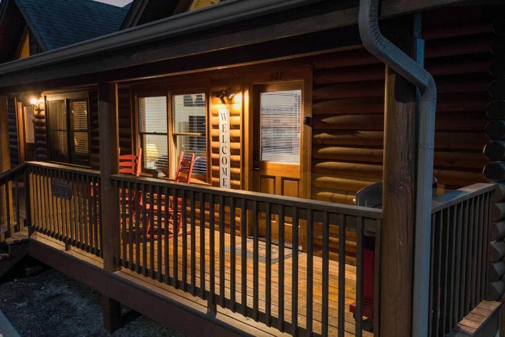 Cozy Cabin In The Smokies!!! Fully Furnished And Complete With Community Indoor And Outdoor Pools And Spas, Game And Fitness Rooms As Well As A Private Hot Tub Pigeon Forge Exterior photo