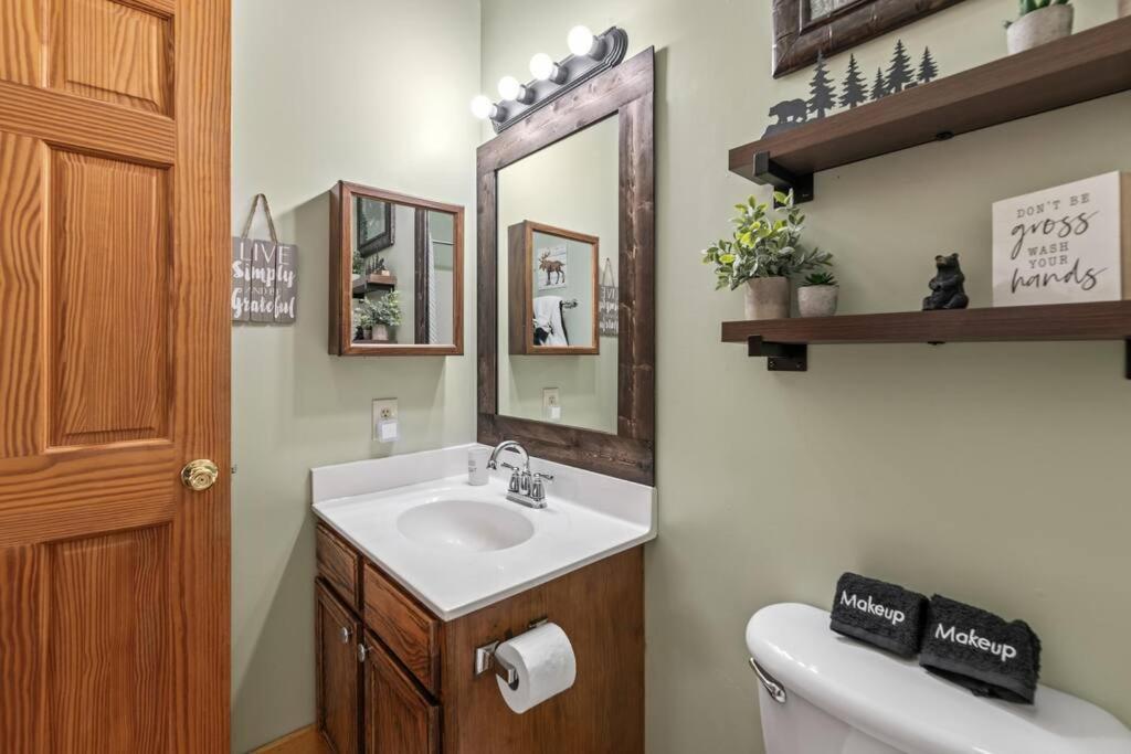 Cozy Cabin In The Smokies!!! Fully Furnished And Complete With Community Indoor And Outdoor Pools And Spas, Game And Fitness Rooms As Well As A Private Hot Tub Pigeon Forge Exterior photo