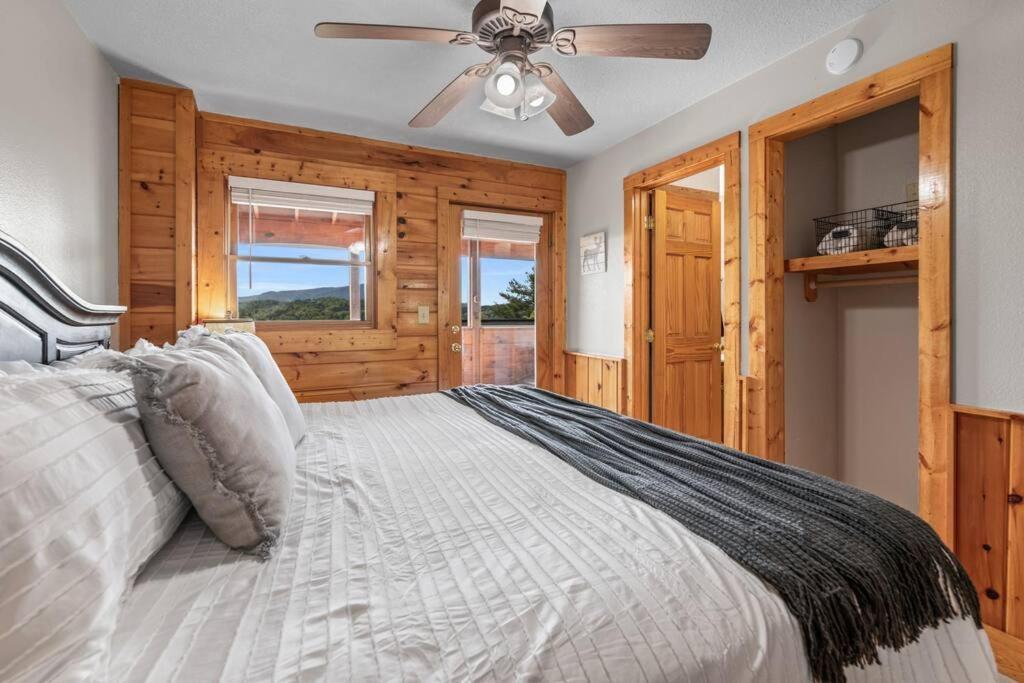 Cozy Cabin In The Smokies!!! Fully Furnished And Complete With Community Indoor And Outdoor Pools And Spas, Game And Fitness Rooms As Well As A Private Hot Tub Pigeon Forge Exterior photo