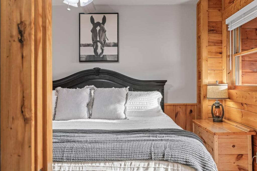 Cozy Cabin In The Smokies!!! Fully Furnished And Complete With Community Indoor And Outdoor Pools And Spas, Game And Fitness Rooms As Well As A Private Hot Tub Pigeon Forge Exterior photo