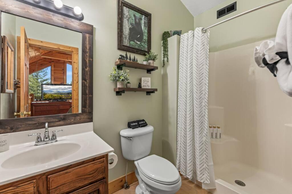 Cozy Cabin In The Smokies!!! Fully Furnished And Complete With Community Indoor And Outdoor Pools And Spas, Game And Fitness Rooms As Well As A Private Hot Tub Pigeon Forge Exterior photo
