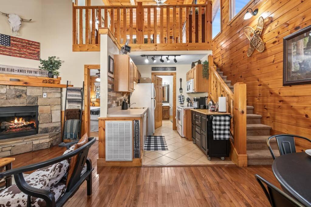 Cozy Cabin In The Smokies!!! Fully Furnished And Complete With Community Indoor And Outdoor Pools And Spas, Game And Fitness Rooms As Well As A Private Hot Tub Pigeon Forge Exterior photo