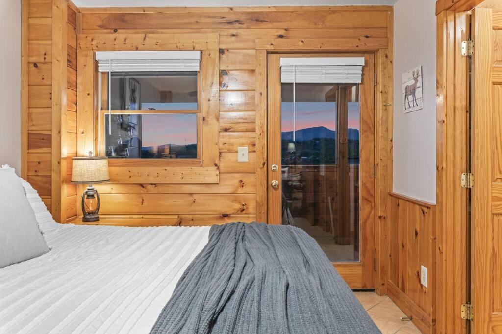Cozy Cabin In The Smokies!!! Fully Furnished And Complete With Community Indoor And Outdoor Pools And Spas, Game And Fitness Rooms As Well As A Private Hot Tub Pigeon Forge Exterior photo