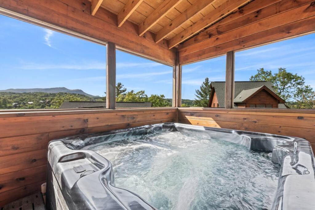 Cozy Cabin In The Smokies!!! Fully Furnished And Complete With Community Indoor And Outdoor Pools And Spas, Game And Fitness Rooms As Well As A Private Hot Tub Pigeon Forge Exterior photo