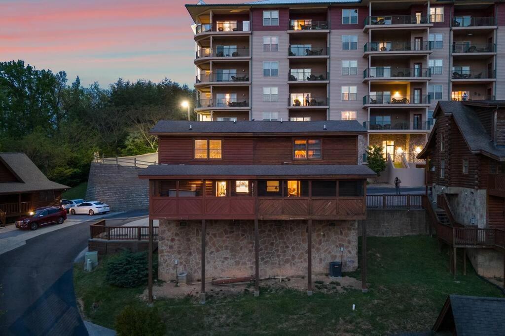 Cozy Cabin In The Smokies!!! Fully Furnished And Complete With Community Indoor And Outdoor Pools And Spas, Game And Fitness Rooms As Well As A Private Hot Tub Pigeon Forge Exterior photo