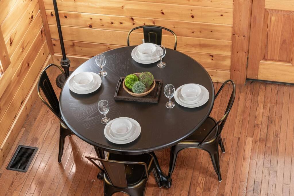 Cozy Cabin In The Smokies!!! Fully Furnished And Complete With Community Indoor And Outdoor Pools And Spas, Game And Fitness Rooms As Well As A Private Hot Tub Pigeon Forge Exterior photo
