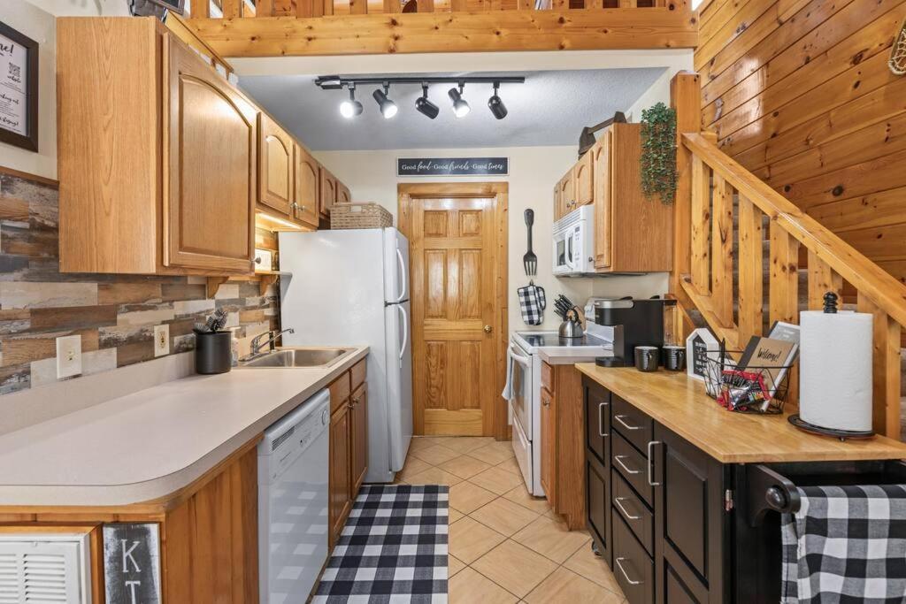 Cozy Cabin In The Smokies!!! Fully Furnished And Complete With Community Indoor And Outdoor Pools And Spas, Game And Fitness Rooms As Well As A Private Hot Tub Pigeon Forge Exterior photo