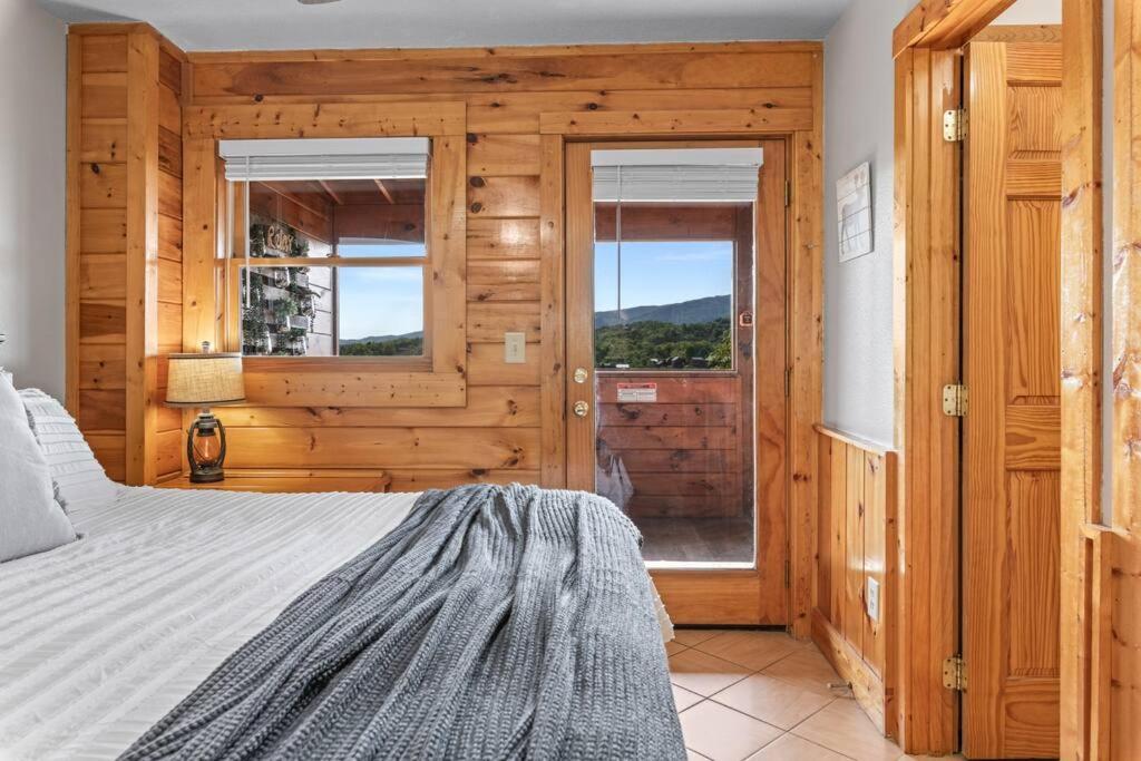 Cozy Cabin In The Smokies!!! Fully Furnished And Complete With Community Indoor And Outdoor Pools And Spas, Game And Fitness Rooms As Well As A Private Hot Tub Pigeon Forge Exterior photo