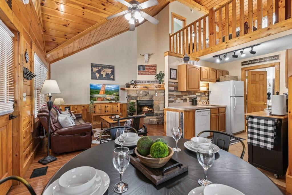 Cozy Cabin In The Smokies!!! Fully Furnished And Complete With Community Indoor And Outdoor Pools And Spas, Game And Fitness Rooms As Well As A Private Hot Tub Pigeon Forge Exterior photo