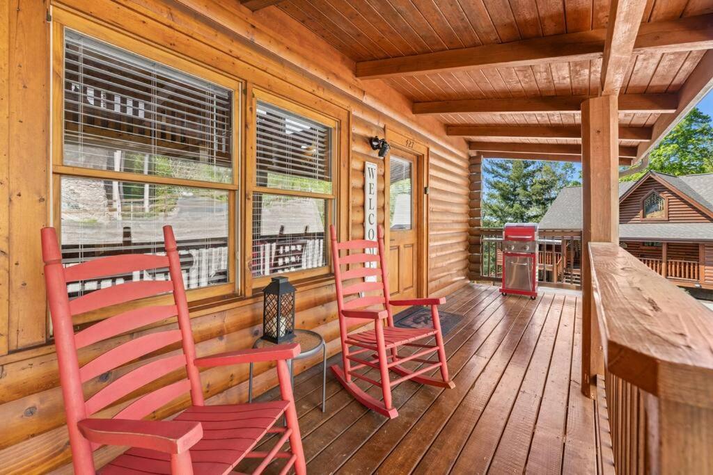 Cozy Cabin In The Smokies!!! Fully Furnished And Complete With Community Indoor And Outdoor Pools And Spas, Game And Fitness Rooms As Well As A Private Hot Tub Pigeon Forge Exterior photo