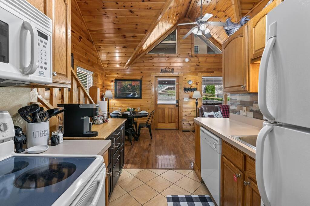 Cozy Cabin In The Smokies!!! Fully Furnished And Complete With Community Indoor And Outdoor Pools And Spas, Game And Fitness Rooms As Well As A Private Hot Tub Pigeon Forge Exterior photo