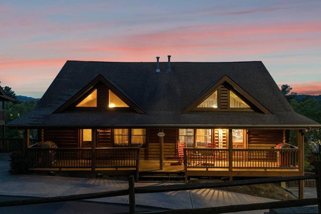 Cozy Cabin In The Smokies!!! Fully Furnished And Complete With Community Indoor And Outdoor Pools And Spas, Game And Fitness Rooms As Well As A Private Hot Tub Pigeon Forge Exterior photo