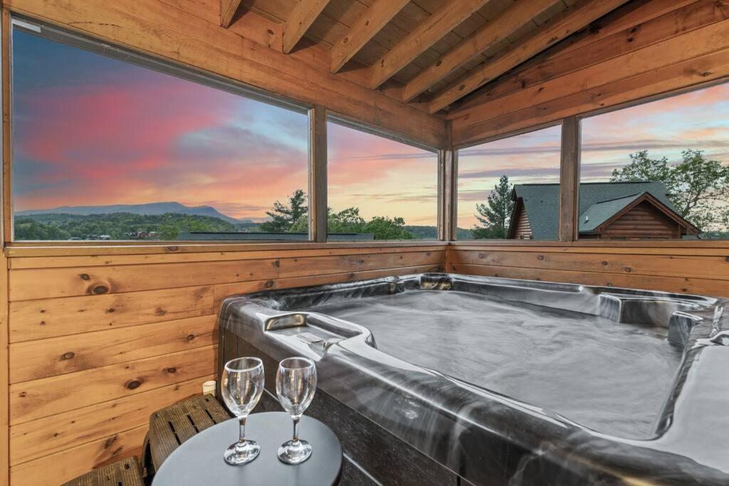 Cozy Cabin In The Smokies!!! Fully Furnished And Complete With Community Indoor And Outdoor Pools And Spas, Game And Fitness Rooms As Well As A Private Hot Tub Pigeon Forge Exterior photo
