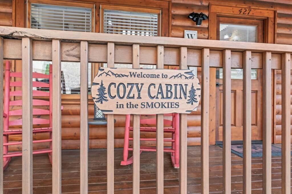Cozy Cabin In The Smokies!!! Fully Furnished And Complete With Community Indoor And Outdoor Pools And Spas, Game And Fitness Rooms As Well As A Private Hot Tub Pigeon Forge Exterior photo