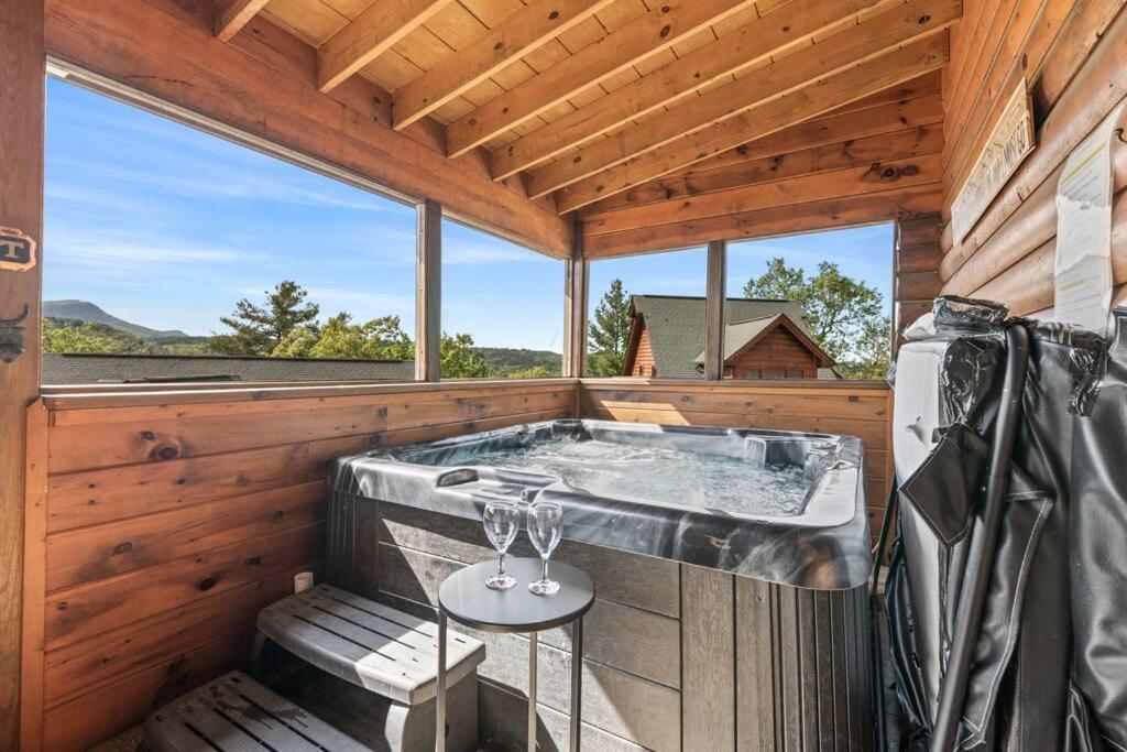 Cozy Cabin In The Smokies!!! Fully Furnished And Complete With Community Indoor And Outdoor Pools And Spas, Game And Fitness Rooms As Well As A Private Hot Tub Pigeon Forge Exterior photo