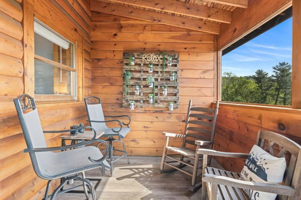 Cozy Cabin In The Smokies!!! Fully Furnished And Complete With Community Indoor And Outdoor Pools And Spas, Game And Fitness Rooms As Well As A Private Hot Tub Pigeon Forge Exterior photo