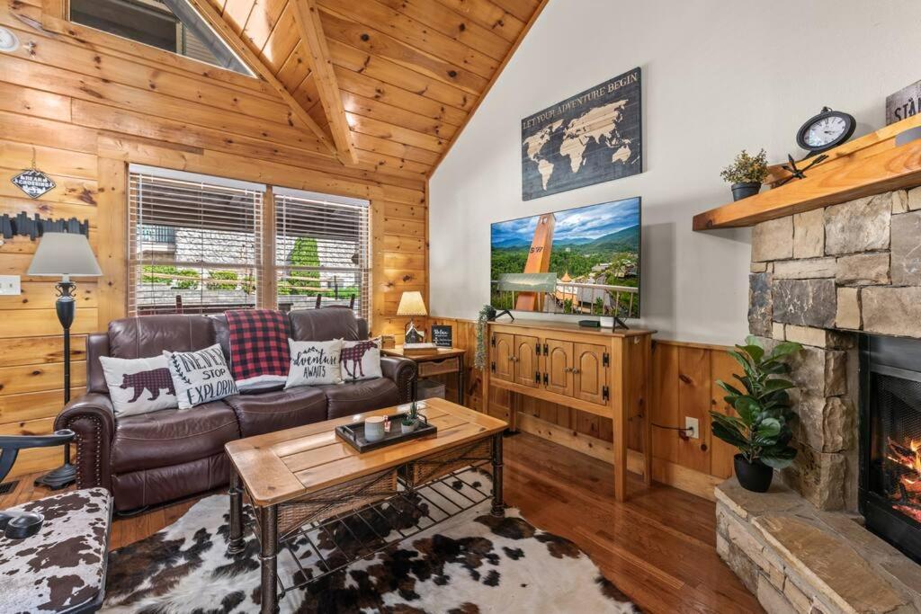 Cozy Cabin In The Smokies!!! Fully Furnished And Complete With Community Indoor And Outdoor Pools And Spas, Game And Fitness Rooms As Well As A Private Hot Tub Pigeon Forge Exterior photo