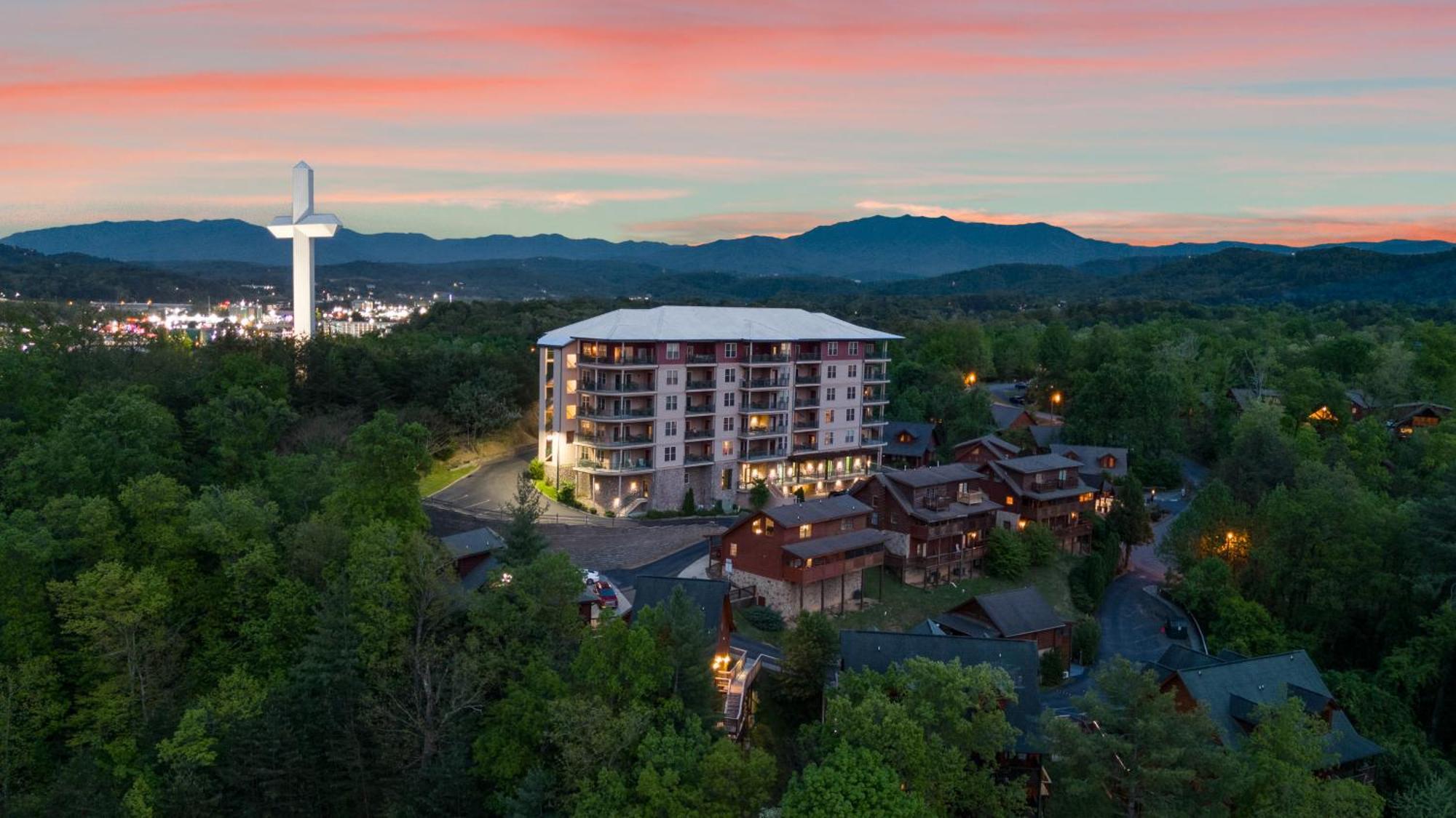 Cozy Cabin In The Smokies!!! Fully Furnished And Complete With Community Indoor And Outdoor Pools And Spas, Game And Fitness Rooms As Well As A Private Hot Tub Pigeon Forge Exterior photo